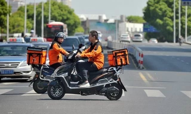 外賣后廚進(jìn)行直播，食品安全檢測(cè)儀保障食品安全問(wèn)題